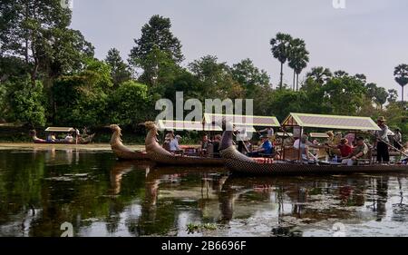 Gondeln in den Wassergräben der Angkor Thom Gondeln in den Wassergräben von Angkor Thom Stockfoto