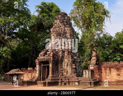 Archäologische Stätte, das Südtor von Angkor Thom führt zum Bayon-Tempel. Gesäumt von 54 Steinfiguren, die mit einer Aufführung einer berühmten Hindugeschichte beschäftigt sind, erstreckt sie sich etwa 50 Meter über einen Wassergraben. Stockfoto