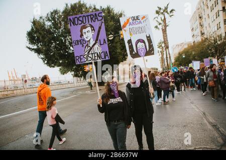 Málaga, SPANIEN - 8. MÄRZ 2020: Frau, die feministische Banner während des feministischen Streiks in Málaga, Spanien, am 8. März 2020 zeigt. Stockfoto