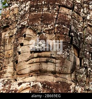 Archäologische Stätte, das Südtor von Angkor Thom führt zum Bayon-Tempel. Die Stadt Angkor Thom, Kambodscha wurde Ende des 12./frühen 13. Jahrhunderts vom Mahayana buddhistischen König Jayavarman VIIgebaut. Sie ist voll dieser rätselhaften Gesichter, die oft in alle vier Himmelsrichtungen blicken. Sind das das Gesicht des Gott-Königs oder des Buddha? Stockfoto