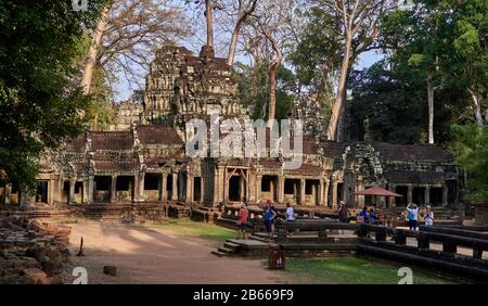 TA Prohm ist der moderne Name dessen, was ursprünglich Rajavihar hieß. Ta Prohm, erbaut im Bayon-Stil im späten 12. Jahrhundert, wurde als buddhistisches Kloster und Universität gegründet. Im Gegensatz zu den meisten renovierten Angkor Tempeln ist Ta Prohm in fast demselben Zustand geblieben, in dem er gefunden wurde - die Wurzeln und Bäume sind so zu einem Teil der Strukturen geworden, dass, wenn sie entfernt werden, die Strukturen ihre Integrität verlieren würden. Stockfoto