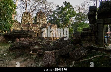 TA Prohm ist der moderne Name dessen, was ursprünglich Rajavihar hieß. Ta Prohm, erbaut im Bayon-Stil im späten 12. Jahrhundert, wurde als buddhistisches Kloster und Universität gegründet. Im Gegensatz zu den meisten renovierten Angkor Tempeln ist Ta Prohm in fast demselben Zustand geblieben, in dem er gefunden wurde - die Wurzeln und Bäume sind so zu einem Teil der Strukturen geworden, dass, wenn sie entfernt werden, die Strukturen ihre Integrität verlieren würden. Stockfoto