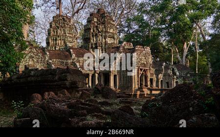 TA Prohm ist der moderne Name dessen, was ursprünglich Rajavihar hieß. Ta Prohm, erbaut im Bayon-Stil im späten 12. Jahrhundert, wurde als buddhistisches Kloster und Universität gegründet. Im Gegensatz zu den meisten renovierten Angkor Tempeln ist Ta Prohm in fast demselben Zustand geblieben, in dem er gefunden wurde - die Wurzeln und Bäume sind so zu einem Teil der Strukturen geworden, dass, wenn sie entfernt werden, die Strukturen ihre Integrität verlieren würden. Stockfoto