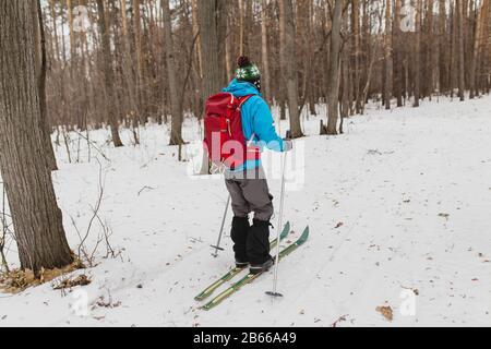 Langlauf im Winterwald. Nahaufnahme von Schuhen und modernen Kunststoffskiis. Stockfoto