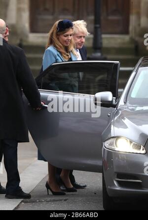 Carrie Symonds und Premierminister Boris Johnson gehen nach dem Dienst aus. Der Commonwealth Service in der Westminster Abbey heute, an dem Königin Elizabeth II., Prinz Karl Der Prinz von Wales, Camilla Die Herzogin von Cornwall, Prinz Wilhelm Der Herzog von Cambridge, Katharina Die Herzogin von Cambridge, Prinz Harry Der Herzog von Sussex, Meghan Markle Die Herzogin von Sussex, Prinz Edward Der Earl of Wessex, Sophie Die Gräfin von Wessex, zusammen mit Regierungschefs und Vertretern der Länder des Commonwealth. Commonwealth Service, Westminster Abbey, London, 9. März 2020. Stockfoto