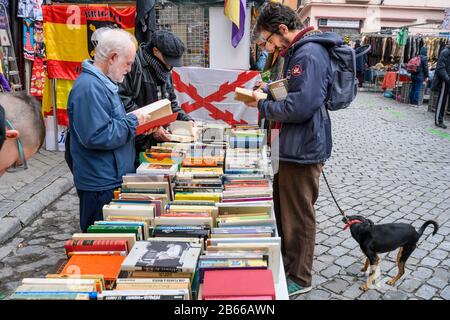 Schnäppchenjäger stöbern auf dem Rastro Flohmarkt auf der Plaza de Cascorro zwischen La Latina und Embajadores, Madrid, Spanien. Stockfoto