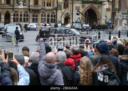 Königin Elizabeth II. Verlässt den Dienst. Der Commonwealth Service in der Westminster Abbey heute, an dem Königin Elizabeth II., Prinz Karl Der Prinz von Wales, Camilla Die Herzogin von Cornwall, Prinz Wilhelm Der Herzog von Cambridge, Katharina Die Herzogin von Cambridge, Prinz Harry Der Herzog von Sussex, Meghan Markle Die Herzogin von Sussex, Prinz Edward Der Earl of Wessex, Sophie Die Gräfin von Wessex, zusammen mit Regierungschefs und Vertretern der Länder des Commonwealth. Commonwealth Service, Westminster Abbey, London, 9. März 2020. Stockfoto