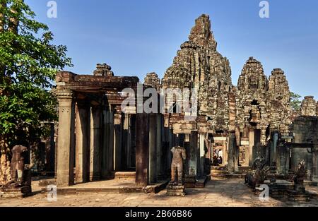 Der prächtige Bayon-Tempel befindet sich in der letzten Hauptstadt des Khmer-Imperiums - Angkor Thom. Seine 54 gotischen Türme sind mit 216 riesigen lächelnden Gesichtern dekoriert. Erbaut im späten 12. Oder frühen 13. Jahrhundert als offizieller Staatstempel des Königs Jayavarman VII Stockfoto