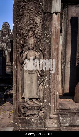 Skulpturen aus Sandstein, der prächtige Bayon-Tempel, der sich in der letzten Hauptstadt des Khmer Imperiums - Angkor Thom - befindet. Seine 54 gotischen Türme sind mit 216 riesigen lächelnden Gesichtern dekoriert. Erbaut im späten 12. Oder frühen 13. Jahrhundert als offizieller Staatstempel des Königs Jayavarman VII Stockfoto