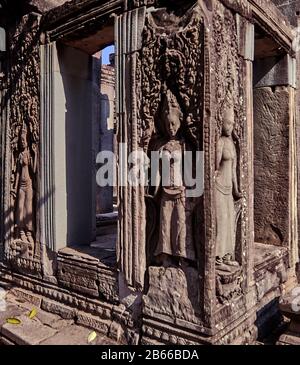 Skulpturen aus Sandstein, der prächtige Bayon-Tempel, der sich in der letzten Hauptstadt des Khmer Imperiums - Angkor Thom - befindet. Seine 54 gotischen Türme sind mit 216 riesigen lächelnden Gesichtern dekoriert. Erbaut im späten 12. Oder frühen 13. Jahrhundert als offizieller Staatstempel des Königs Jayavarman VII Stockfoto