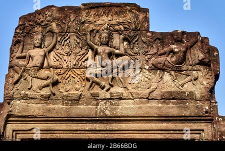 Skulpturen aus Sandstein, der prächtige Bayon-Tempel, der sich in der letzten Hauptstadt des Khmer Imperiums - Angkor Thom - befindet. Seine 54 gotischen Türme sind mit 216 riesigen lächelnden Gesichtern dekoriert. Erbaut im späten 12. Oder frühen 13. Jahrhundert als offizieller Staatstempel des Königs Jayavarman VII Stockfoto