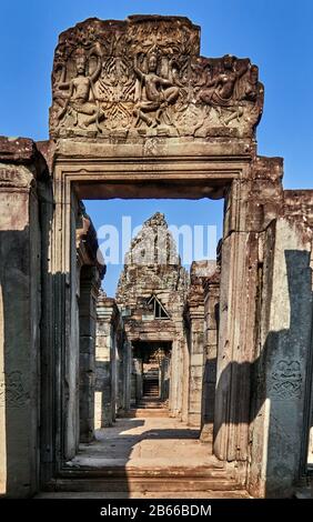 Skulpturen aus Sandstein, der prächtige Bayon-Tempel, der sich in der letzten Hauptstadt des Khmer Imperiums - Angkor Thom - befindet. Seine 54 gotischen Türme sind mit 216 riesigen lächelnden Gesichtern dekoriert. Erbaut im späten 12. Oder frühen 13. Jahrhundert als offizieller Staatstempel des Königs Jayavarman VII Stockfoto