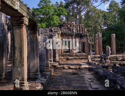 Rosafarbener Sandstein, der prächtige Bayon-Tempel, der sich in der letzten Hauptstadt des Khmer Imperiums - Angkor Thom - befindet. Seine 54 gotischen Türme sind mit 216 riesigen lächelnden Gesichtern dekoriert. Erbaut im späten 12. Oder frühen 13. Jahrhundert als offizieller Staatstempel des Königs Jayavarman VII Stockfoto