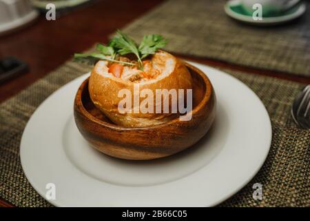 Heiße ungarische Gulaschsuppe in einem Laib im Restaurant Stockfoto