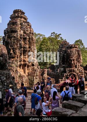 Rosafarbener Sandstein, der prächtige Bayon-Tempel, der sich in der letzten Hauptstadt des Khmer Imperiums - Angkor Thom - befindet. Seine 54 gotischen Türme sind mit 216 riesigen lächelnden Gesichtern dekoriert. Erbaut im späten 12. Oder frühen 13. Jahrhundert als offizieller Staatstempel des Königs Jayavarman VII Stockfoto