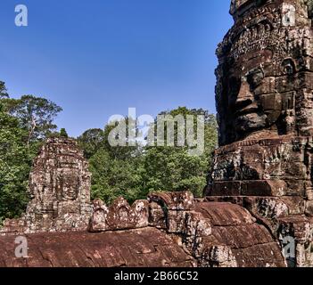 Rosafarbener Sandstein, der prächtige Bayon-Tempel, der sich in der letzten Hauptstadt des Khmer Imperiums - Angkor Thom - befindet. Seine 54 gotischen Türme sind mit 216 riesigen lächelnden Gesichtern dekoriert. Erbaut im späten 12. Oder frühen 13. Jahrhundert als offizieller Staatstempel des Königs Jayavarman VII Stockfoto