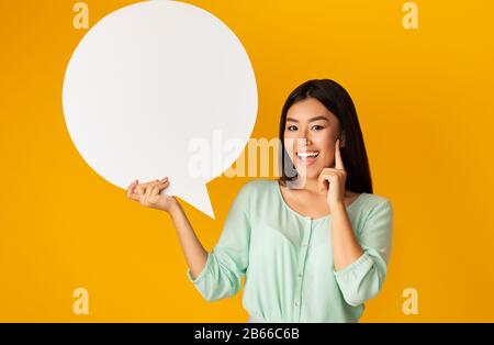 Mädchen Mit Idee, Sprechblase Auf Gelbem Hintergrund Zu Halten, Mockup Stockfoto