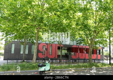 Bordeaux, Gironde/Frankreich - 05 26 2019: Sitz der Lokalzeitung Sud Ouest bedeutet Südwesten Stockfoto