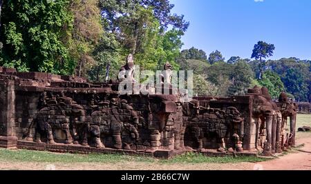 Die Terrasse der Elefanten ist Teil der ummauerten Stadt Angkor Thom, einer zerstörten Tempelanlage in Kambodscha. Die Terrasse wurde von Angkors König Jayavarman VII. Als Plattform genutzt, von der aus er seine siegreiche zurückkehrende Armee betrachten konnte. Es wurde an den Palast von Phimeanakas angeschlossen, von dem nur noch wenige Ruinen übrig sind. Der größte Teil der ursprünglichen Struktur bestand aus organischem Material und ist längst verschwunden. Stockfoto