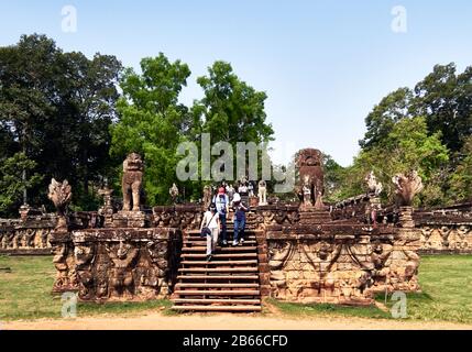 Die leper King's Terrace ist Teil der ummauerten Stadt Angkor Thom, einer zerstörten Tempelanlage in Kambodscha. Die Terrasse wurde von Angkors König Jayavarman VII. Als Plattform genutzt, von der aus er seine siegreiche zurückkehrende Armee betrachten konnte. Es wurde an den Palast von Phimeanakas angeschlossen, von dem nur noch wenige Ruinen übrig sind. Der größte Teil der ursprünglichen Struktur bestand aus organischem Material und ist längst verschwunden. Stockfoto