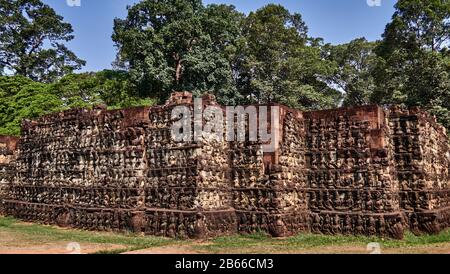 Die leper King's Terrace ist Teil der ummauerten Stadt Angkor Thom, einer zerstörten Tempelanlage in Kambodscha. Die Terrasse wurde von Angkors König Jayavarman VII. Als Plattform genutzt, von der aus er seine siegreiche zurückkehrende Armee betrachten konnte. Es wurde an den Palast von Phimeanakas angeschlossen, von dem nur noch wenige Ruinen übrig sind. Der größte Teil der ursprünglichen Struktur bestand aus organischem Material und ist längst verschwunden. Stockfoto