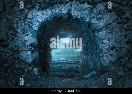 Ein schöner Blick von einer historischen Burg auf das Meer mit einem gegen einen Sturm und einen Blitz Stockfoto