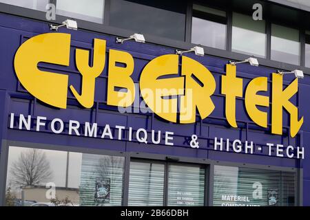 Bordeaux, Aquitanien / Frankreich - 09 23 2019 : Cybertek Logo-Shop am Gebäude Fassade Schilderladen in der Straße Stockfoto