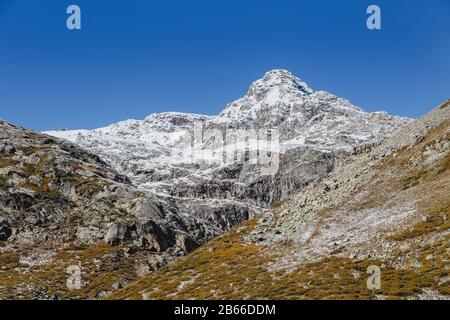 Russland, Kaukasus, Bezirk der Siedlung Arkhyz, Bergschneebedeckter Berggipfel Stockfoto