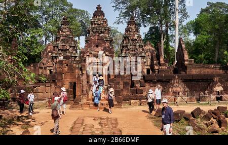 Kambodscha, im Norden von Angkor, Kambodscha. Banteay Srei (oder Banteay Srey, das heißt Zitadelle der Frauen) ist ein kambodianischer Tempel aus dem 10. Jahrhundert, der größtenteils aus rotem Sandstein erbaut wurde und dem hindu-gott Shiva gewidmet ist. Angkor war früher der Sitz des Khmer-Imperiums, das von ungefähr dem neunten Jahrhundert bis zum dreizehnten Jahrhundert florierte. Die Ruinen der Angkor Tempel gehören zum UNESCO-Weltkulturerbe. Stockfoto