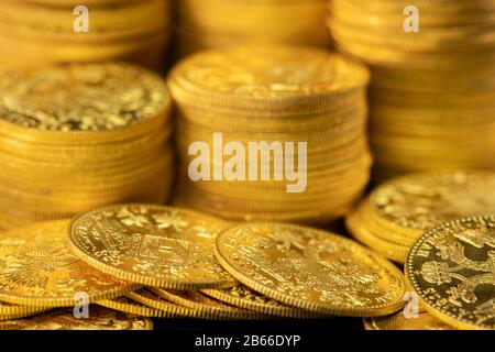 Nahaufnahme von Stapeln und einem Stapel alter Goldmünzen, schwarzer Hintergrund Stockfoto