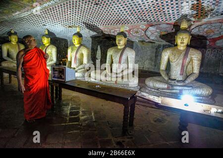 Dambulla, Sri Lanka - Februar 2020: Ein Mönch besucht den Dambulla Höhlentempel am 8. Februar 2020 in Dambulla, Sri Lanka. Höhle II Maharaja Viharaya. Stockfoto