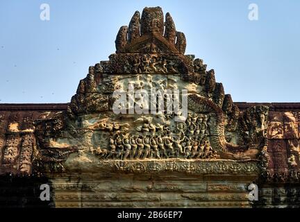 Kambodscha, Angkor Wat - erbaut von Suryavarman II (r 1112-52) - ist die irdische Darstellung des Mt Meru, des Olymp des hinduistischen Glaubens und der Abart antiker Götter. Die kambodischen gotteskönige der alten strebten jeweils an, die Strukturen ihrer Vorfahren in Größe, Maßstab und Symmetrie zu verbessern, was in dem gipfelte, was als das größte religiöse Gebäude der Welt gilt Stockfoto