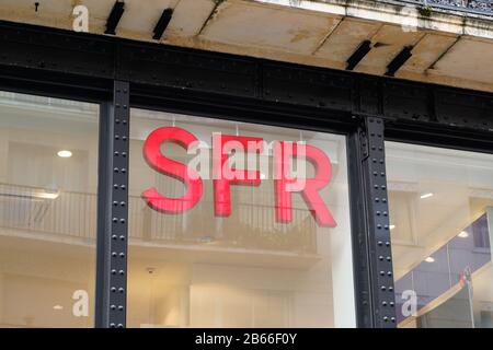 Bordeaux, Aquitanien / Frankreich - 10 28 2019: SFR-Ladenlogo Zeichen französischer Telefonanbieter Shop Stockfoto