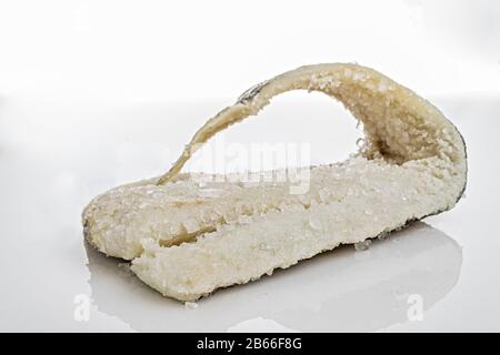 Filetto di merluzzo salato piegato vista frontale Stockfoto