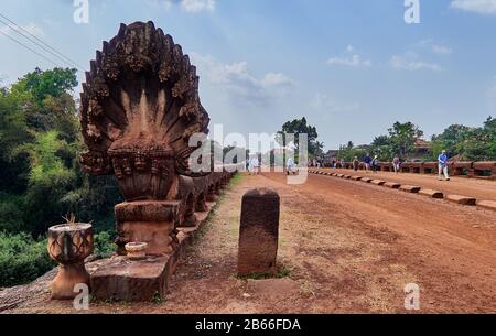 Kambodscha, Spean Praptos, auch Kampong Kdei Bridge auf der Straße nach Angkor aus Phnom Chisor in Kambodscha genannt, war früher die längste korbierte Steinbogenbrücke der Welt, mit mehr als zwanzig schmalen Bögen, die 87m (285 ft) umspannen. Die Brücke wurde im 12. Jahrhundert während der Regierungszeit von König Jayavarman VII. Erbaut Stockfoto