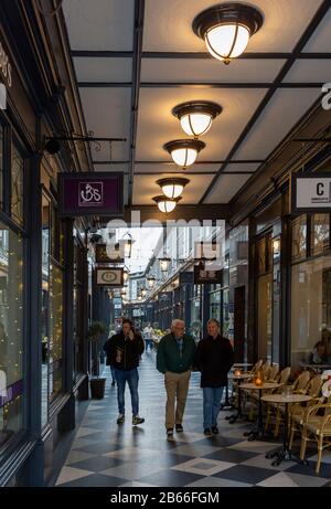 Shopper, die in Der High Street Arkade im Stadtzentrum von Cardiff, South Wales, Großbritannien laufen Stockfoto
