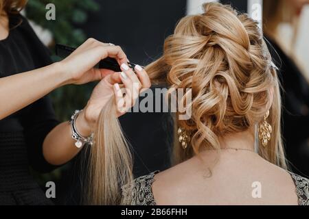 Friseursalon macht hochbunt Hochzeit Frisur Nahaufnahme auf sandigen blonden Haaren der schönen Frau Stockfoto