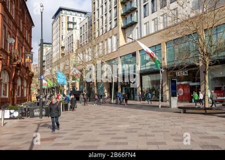 Die Hayes-Fußgängerzone im Stadtzentrum von Cardiff, South Wales, Großbritannien Stockfoto