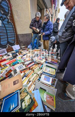 Schnäppchenjäger stöbern auf dem Rastro Flohmarkt auf der Plaza de Cascorro zwischen La Latina und Embajadores, Madrid, Spanien. Stockfoto