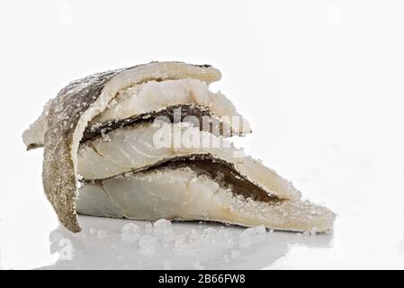 Merluzzo salato a pezzi mucchio vista dal Basso Stockfoto