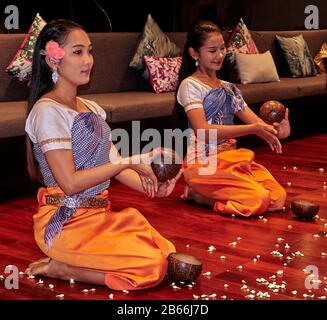 Asien, Phnom Penh, Die kambodianische Hauptstadt, traditionelle kostümierte Tänzerinnen führen einen rituellen Tanz Tänzerin Apsara, Tanz der Kokosnuss, durch Stockfoto