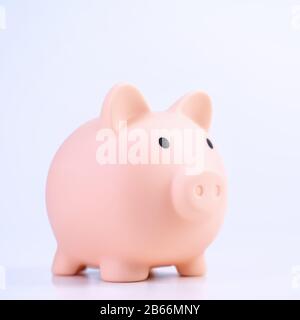 Finanzklage - Piggy Bank, wunderschönes rot-weißes Holzhausmodell auf weißem Hintergrund, spart Geld beim Kauf von Versicherungen, Nahaufnahme, Kopierplatz. Stockfoto