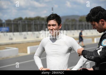 Jack Aitken (GBR) spricht mit dem BRM-Fahrer Thomas Randle in der Boxengasse. S5000 Winton Test. Winton Raceway, Winton, Victoria. März 2020 Stockfoto