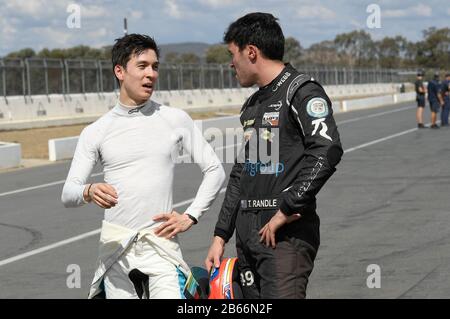 Jack Aitken (GBR) spricht mit dem BRM-Fahrer Thomas Randle in der Boxengasse. S5000 Winton Test. Winton Raceway, Winton, Victoria. März 2020 Stockfoto