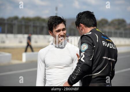 Jack Aitken (GBR) spricht mit dem BRM-Fahrer Thomas Randle in der Boxengasse. S5000 Winton Test. Winton Raceway, Winton, Victoria. März 2020 Stockfoto