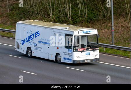 Meldy Dirty 1996 Dennis NHS Roadshow Diabetes Promotion Coach, University Hospitals of North Midlands, auf der Autobahn M6 ins Chorley, Großbritannien Stockfoto