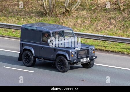 2011 grauer Land Rover Defender 90 Hard TOP TD; britischer Fahrzeugverkehr, Transport, moderne Fahrzeuge, Salonwagen, bewegliche Fahrzeuge, Geländewagen des Geländewagens, Straßen, Motoren, Fahren auf der Autobahn M6 Stockfoto