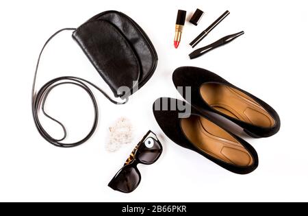 Accessoires schmeicheln mit Handtasche, Sonnenbrille, Kosmetik und Schuhen auf weißem Hintergrund. Standbild von oben. Mode Blogger Konzept Stockfoto