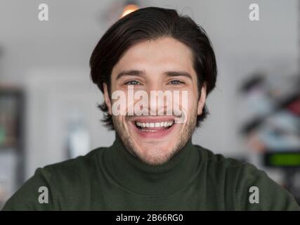 Porträt eines fröhlichen attraktiven Mannes in guter Laune Ruhe haben Stockfoto