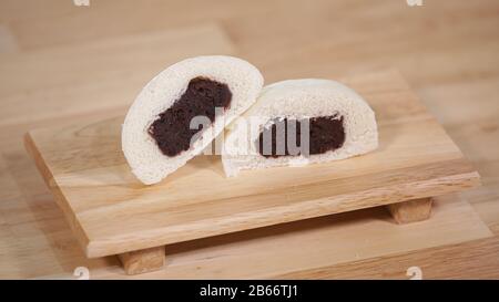 Koreanische traditionelle Küche mit roten Bohnenfüllungen auf einem Holztisch Stockfoto